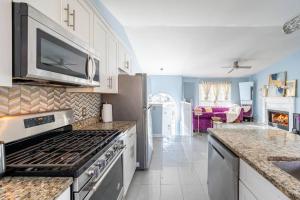 eine Küche mit einem Kochfeld im Zimmer in der Unterkunft Amazing, cozy & warm family homeWarm and cozy home in Lithonia