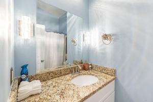 ein Badezimmer mit Waschbecken und Spiegel in der Unterkunft Amazing, cozy & warm family homeWarm and cozy home in Lithonia + 33 Fotos