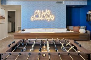 une chambre avec un lit et un tas de battes de baseball dans l'établissement Glendale Nights - Pool Hot Tub Put Put Foosball, à Glendale