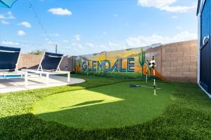 deux chaises et un mur avec une fresque. dans l'établissement Glendale Nights - Pool Hot Tub Put Put Foosball, à Glendale