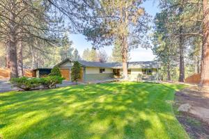Κήπος έξω από το Ping-Pong and Private Hot Tub Family Cabin in Bend!
