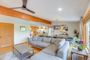Η κουζίνα ή μικρή κουζίνα στο Ping-Pong and Private Hot Tub Family Cabin in Bend!