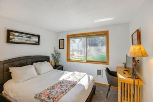 Ένα ή περισσότερα κρεβάτια σε δωμάτιο στο Ping-Pong and Private Hot Tub Family Cabin in Bend!