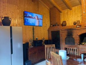 sala de estar con nevera y chimenea en Casa Rosso, en Valea Măceşului 10 fotos más