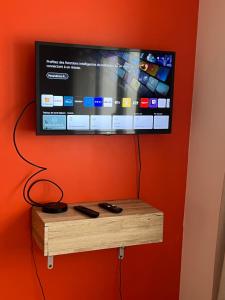 Μια τηλεόραση ή/και κέντρο ψυχαγωγίας στο Adorable studio Équipé plein centre proche Foch