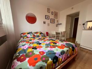 Ένα ή περισσότερα κρεβάτια σε δωμάτιο στο Adorable studio Équipé plein centre proche Foch