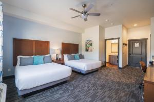 a bedroom with two beds and a ceiling fan at The Lodge Lake Chelan in Manson +30 photos