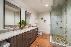 a bathroom with two sinks and a shower at The Lodge Lake Chelan in Manson +20 photos