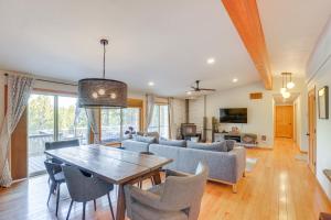 Μια τηλεόραση ή/και κέντρο ψυχαγωγίας στο Ping-Pong and Private Hot Tub Family Cabin in Bend!