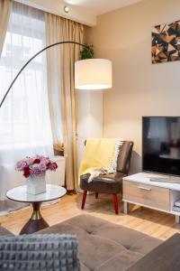 TV a/nebo společenská místnost v ubytování Baltic Amber in Diplomatic District & Free Parking