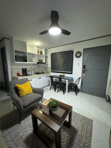 Kuchyň nebo kuchyňský kout v ubytování MDEC Apartments