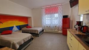 a hotel room with two beds and a kitchen at Fewo Peter Erholungsort Bärenstein in Bärenstein