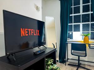 TV a/nebo společenská místnost v ubytování Cosy Home In Central Maidstone Book Your Stay