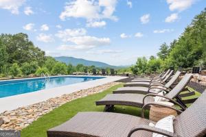 une rangée de chaises longues à côté d'une piscine dans l'établissement Golden Hill Retreat & Guest House, à Cleveland