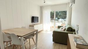 Televízia a/alebo spoločenská miestnosť v ubytovaní Primera Línea con Vistas al Mar y Piscina
