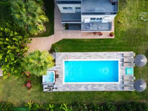 Bazén v ubytovaní Martimi Apartments - 200M from Drapanias Beach - Pool - Hot Tub - Sauna - BBQ alebo v jeho blízkosti
