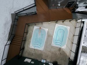 雷夫尔斯托克Basecamp Resorts Revelstoke的大楼内两个游泳池的顶部景色