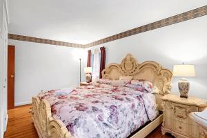 una camera da letto con un letto grande e un lavandino di Sidney Lodging home a Sidney