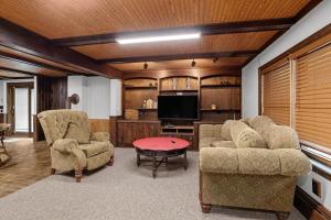 un soggiorno con due sedie e una TV a schermo piatto di Sidney Lodging home a Sidney