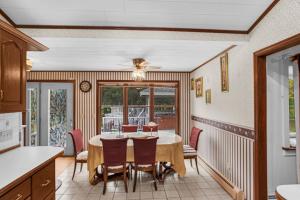 una cucina e una sala da pranzo con tavolo e sedie di Sidney Lodging home a Sidney