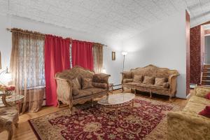 un soggiorno con due sedie e un tavolo di Sidney Lodging home a Sidney Altre 36 foto