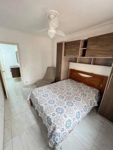 Ένα ή περισσότερα κρεβάτια σε δωμάτιο στο Apto na Praia Grande Canto do Forte 270mts do mar