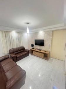 Μια τηλεόραση ή/και κέντρο ψυχαγωγίας στο Apto na Praia Grande Canto do Forte 270mts do mar +52 φωτογραφίες