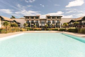 モリエ・エ・マーにあるVillage Moliets - maeva Home - Studio 4 Personnes - Confort MAE-5134の建物の前の大きなプール