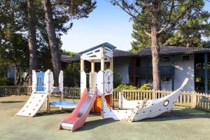 モリエ・エ・マーにあるVillage Moliets - maeva Home - Studio 4 Personnes - Confort MAE-5134の家の前の遊具