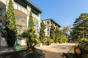 モリエ・エ・マーにあるVillage Moliets - maeva Home - Studio 4 Personnes - Confort MAE-5134の前に木々があるアパート