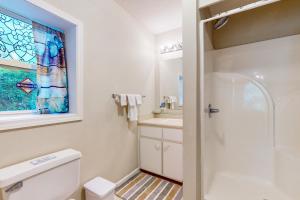 une salle de bain avec toilettes, lavabo et douche dans l'établissement Lakeside Eden, à Pine Crest 18 autres photos