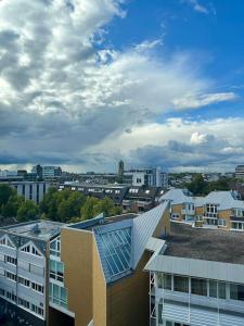 ノイスにあるZentral in Neuss, Nähe Messe Düsseldorfの建物と曇り空の街並み