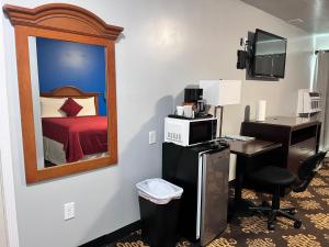 Kuchyň nebo kuchyňský kout v ubytování Midway Motel