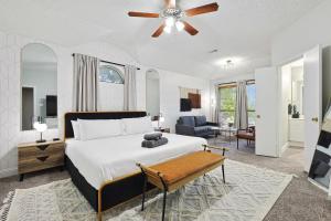 een slaapkamer met een bed en een woonkamer bij Modern Comforts & Classic Charm w Pool 5BD in Saginaw +40 foto's