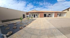 una casa con un cortile di fronte di Jalehe a Juazeiro do Norte