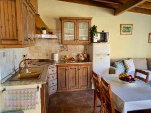 a kitchen with a table with a bowl of fruit on it at Casa rural Las Palmeras in Vallehermoso