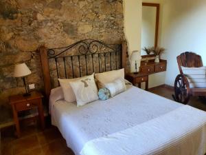 a bedroom with a large bed with white sheets and pillows at Casa rural Las Palmeras in Vallehermoso