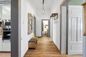 Η κουζίνα ή μικρή κουζίνα στο Kaiser-Wilhelm-Lodge Apartment mit 90m2