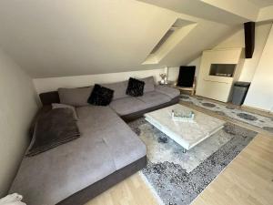 a living room with a couch and a coffee table at Ferienwohnung im Deister in Springe