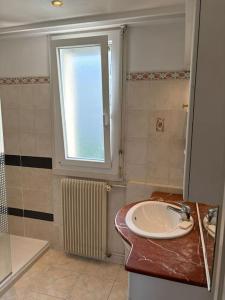 a bathroom with a sink and a window at Appartement T3 Cagnes sur Mer in Cagnes-sur-Mer