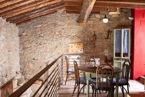 a kitchen and dining room with a table and chairs at La Casita del Cinglo in Obispo Hernández