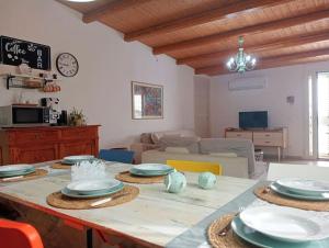 uma sala de estar com uma mesa com pratos sobre ela em Ciuri CiuriHome em Balestrate