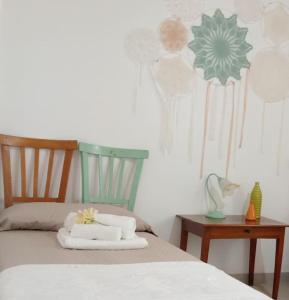 um quarto com uma cama e uma mesa de cabeceira com uma mesa em Ciuri CiuriHome em Balestrate