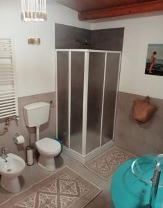 um banheiro com chuveiro, vaso sanitário e pia em Ciuri CiuriHome em Balestrate