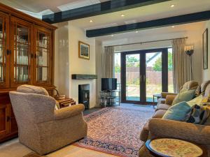 Телевизор и/или развлекательный центр в New! Double Driveway, Large Garden Sleeps 4 Book Now!