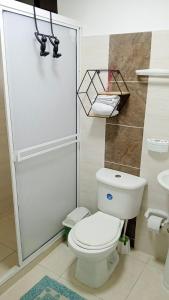 a bathroom with a toilet and a shower stall at Apartamento Con Excelente Ubicacion en Cali in Cali +3 photos