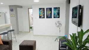 a living room with a couch and a tv at Apartamento Con Excelente Ubicacion en Cali in Cali