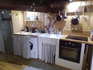 Kuchnia lub aneks kuchenny w obiekcie Mon Roc - Maison de montagne atypique avec vue