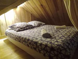 Łóżko lub łóżka w pokoju w obiekcie Mon Roc - Maison de montagne atypique avec vue