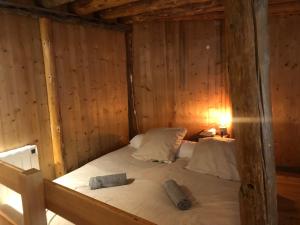 Łóżko lub łóżka w pokoju w obiekcie Mon Roc - Maison de montagne atypique avec vue